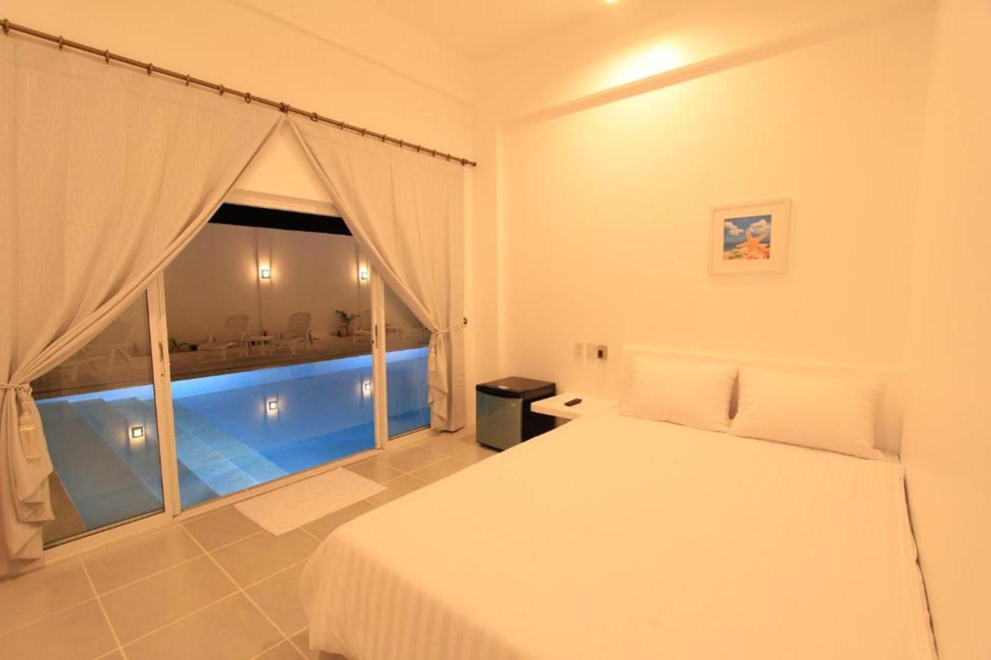 Coron Bluewave Hotel Exterior photo